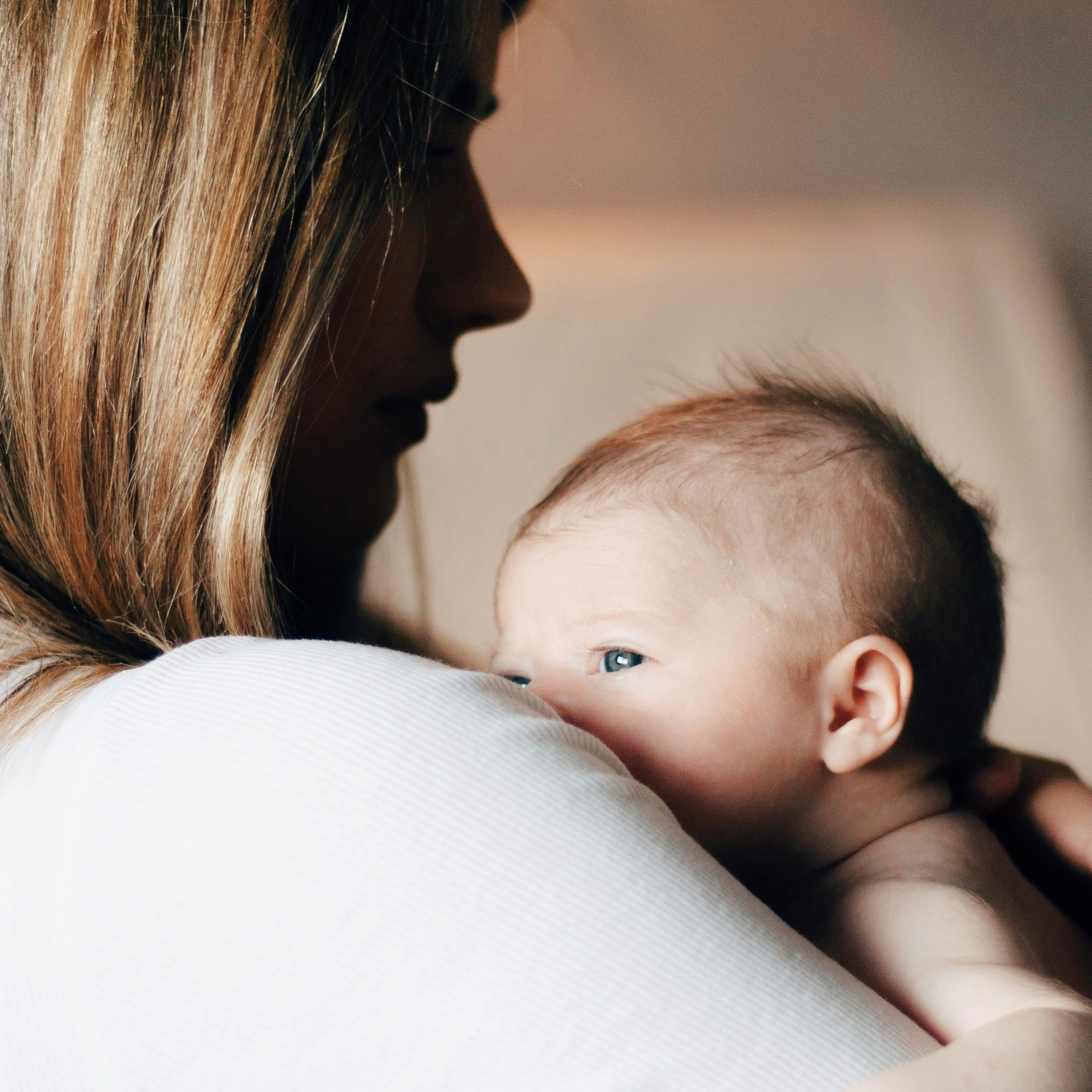 Young mother holding enfant new born baby.
